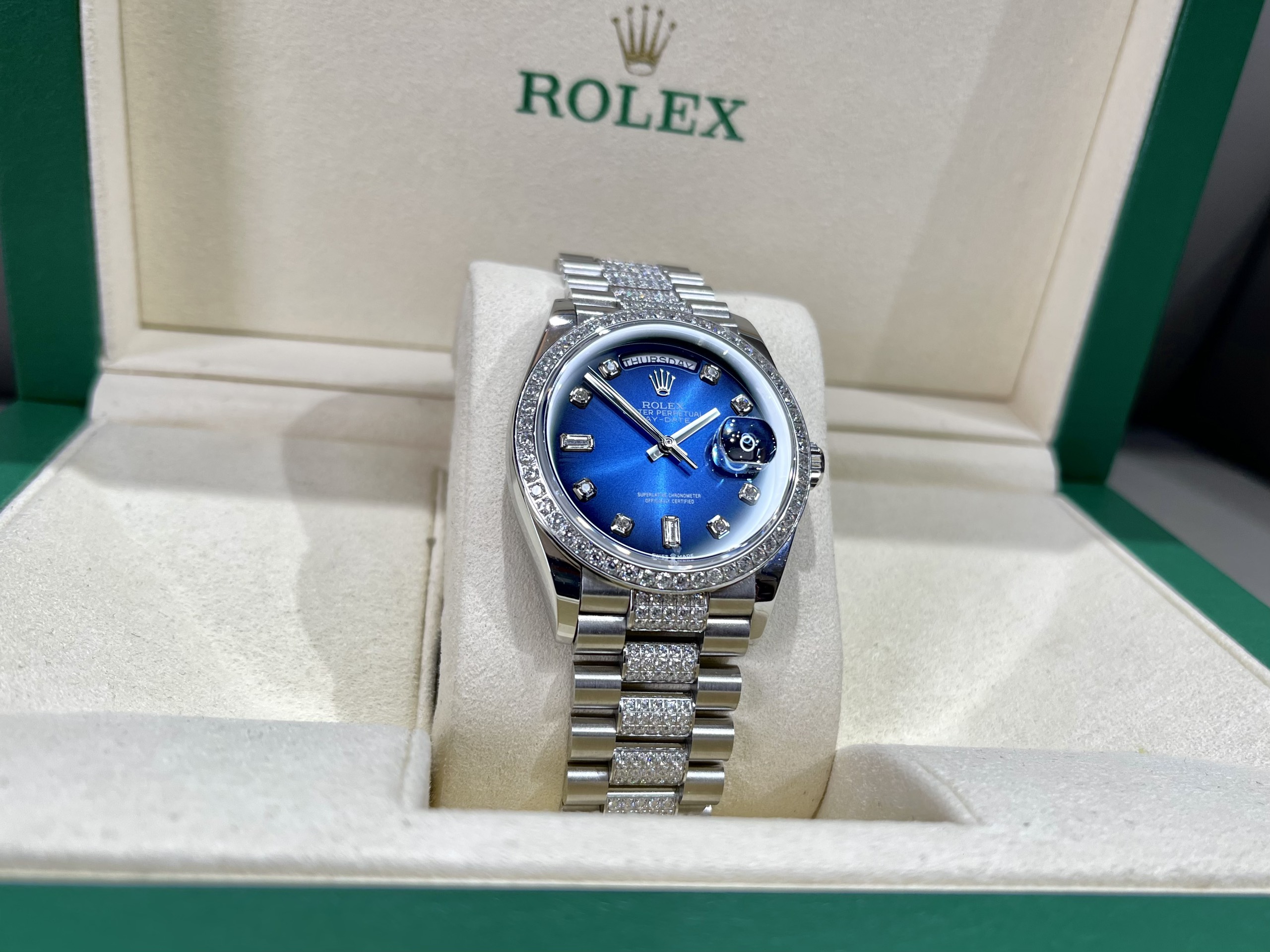 Rolex Day-Date 36 128239 Mặt Số Ombré Xanh Dương Đính Full đá Cz