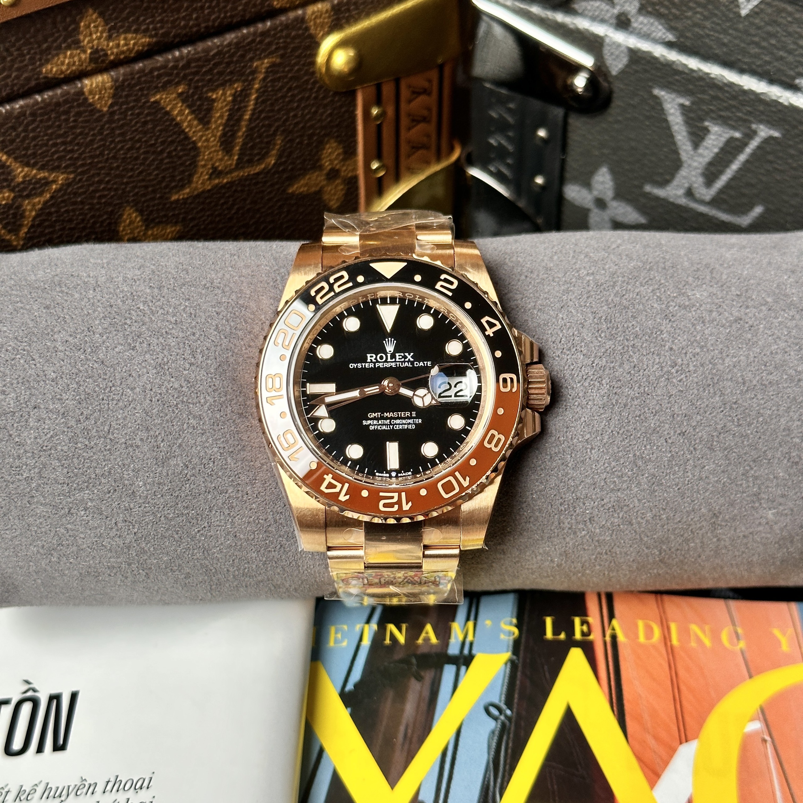 Rolex GMT- Master II 126715 Niềng Ceramic Vỏ Mạ Vàng Hồng 18K Mặt Đen Replica