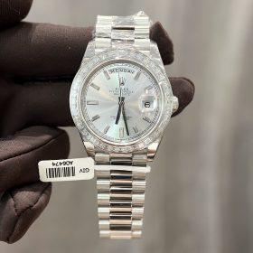 Rolex Day-Date 40 228236 Mặt Số Bạc Cọc Số Viền Kim Cương Baguette Moissanit