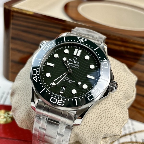 so-sanh-dong-ho-patek-philippe-nautilus-5723r-replica-voi-dong-ho-omega-seamaster-diver-300m-replica-6