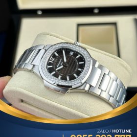 Đồng hồ Patek Philippe Nautilus 7010 vàng trắng mặt đen fake